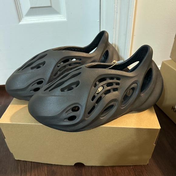 YEEZY RNR FOAM - Picture 2 of 4